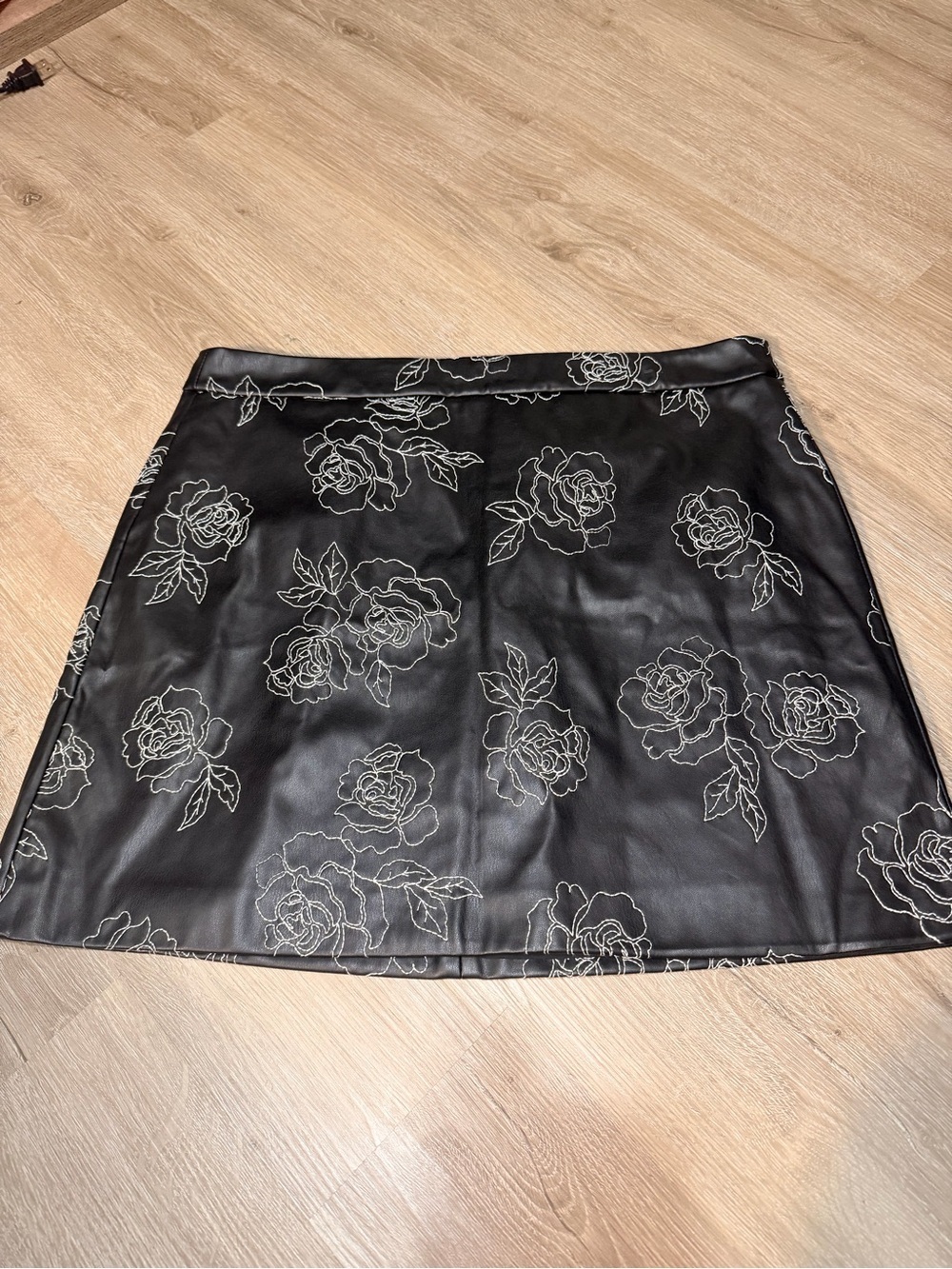 NWT RW&CO Faux Leather Floral Embroidered Mini Skirt Size 16 Goth Grunge